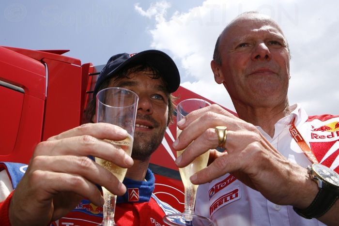 Champagne pour Sebastien Loeb et Olivier Quesnel.jpg